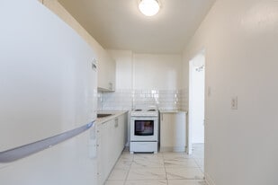 260 Wellesley St E in Toronto, ON - Building Photo