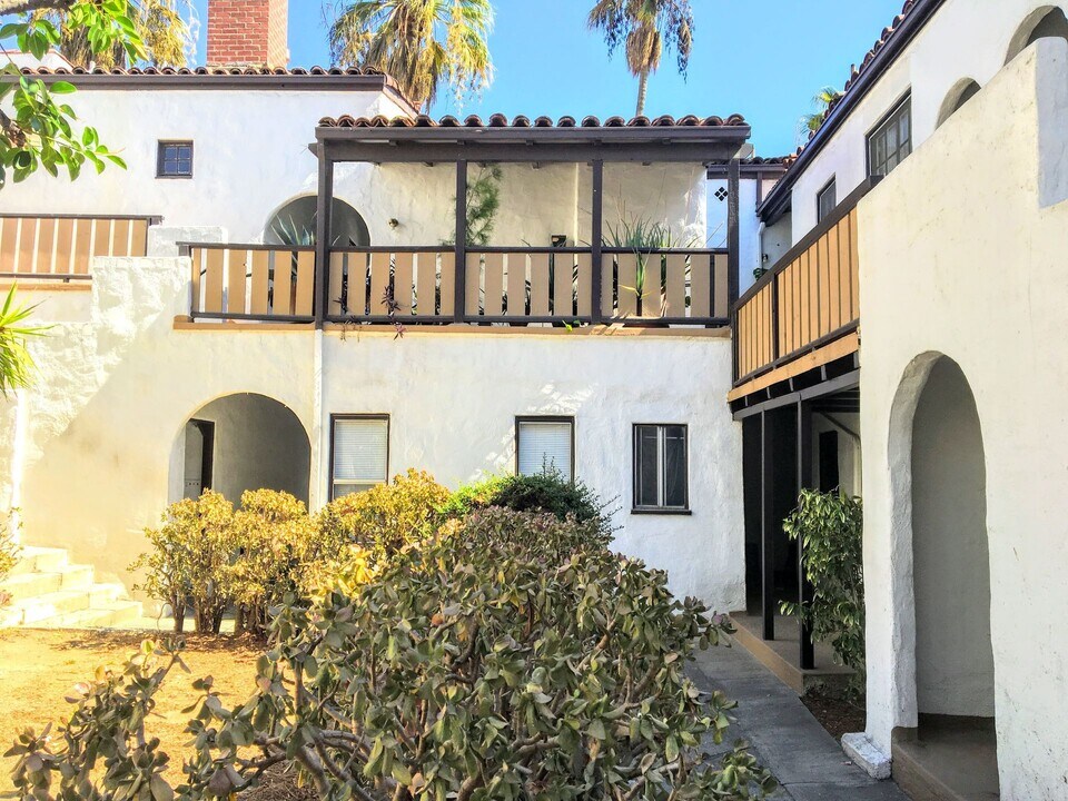 Windsor Court in Glendale, CA - Building Photo