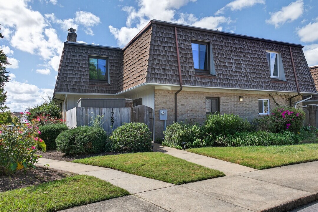 1737 Ocean Bay Dr in Virginia Beach, VA - Building Photo