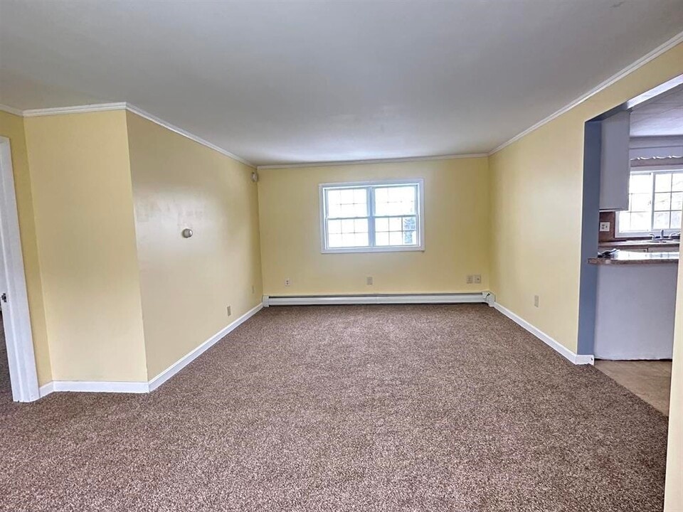 20 Spring St in Somersworth, NH - Building Photo