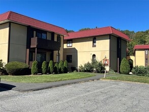 2 Granada Crescent in White Plains, NY - Building Photo - Building Photo