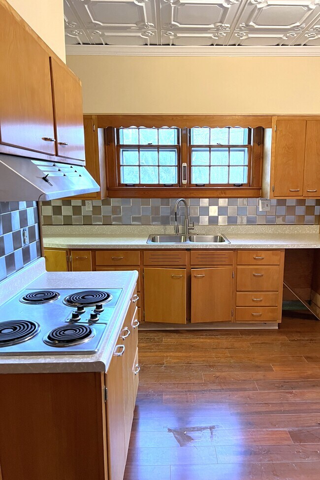 209 Main St, Unit Bedroom Two - Full in Mt Hope, WV - Building Photo - Building Photo