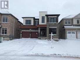 16 Trailbank Gdns in Hamilton, ON - Building Photo