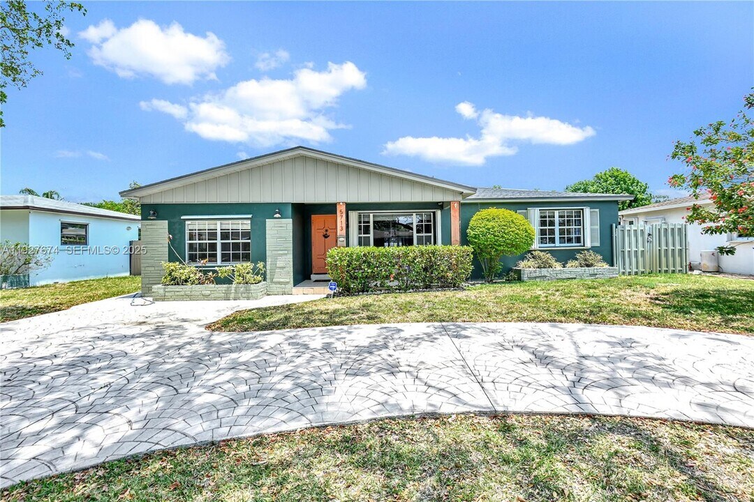 5713 Jefferson St in Hollywood, FL - Building Photo