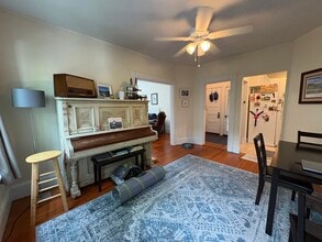 106 Harvard St, Unit 2 in Newton, MA - Foto de edificio - Building Photo