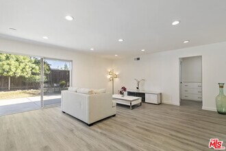 22441 Schoolcraft St in Los Angeles, CA - Building Photo - Building Photo