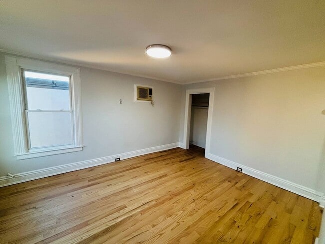 45 Glen Head Rd in Glen Head, NY - Foto de edificio - Building Photo