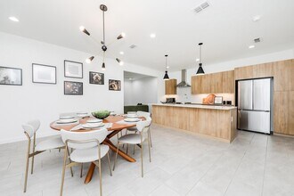 305 Deer Path Lp in Laredo, TX - Foto de edificio - Building Photo