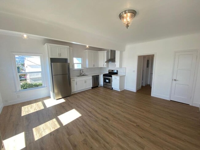 559 Normandie Ave in Los Angeles, CA - Building Photo - Building Photo