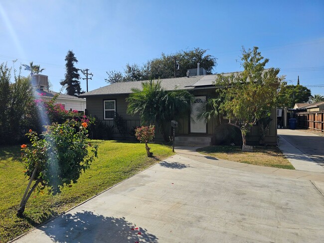 305 Jones St in Bakersfield, CA - Foto de edificio - Building Photo