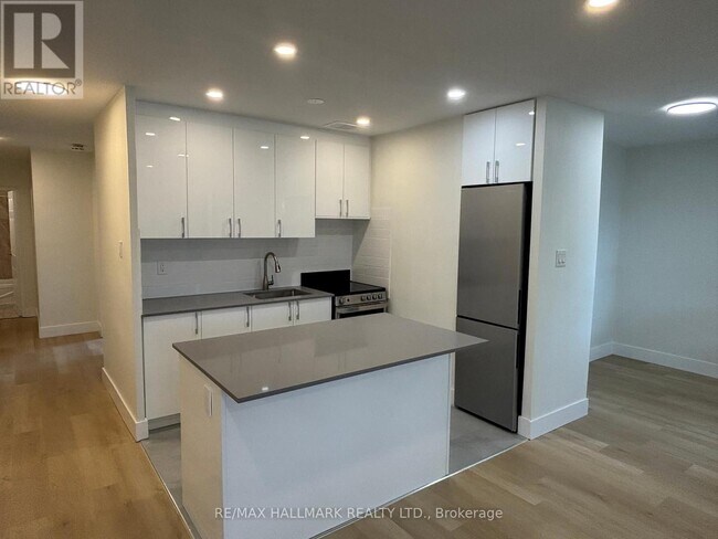 3151 Jaguar Valley Dr in Mississauga, ON - Building Photo - Building Photo