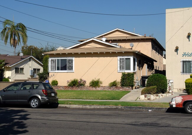 325 W Hillcrest Blvd in Inglewood, CA - Foto de edificio - Building Photo