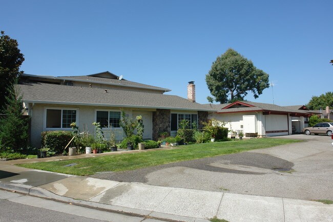 861 Canfield Ct in San Jose, CA - Foto de edificio - Building Photo