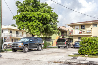 735 SW 5th St in Miami, FL - Building Photo - Building Photo