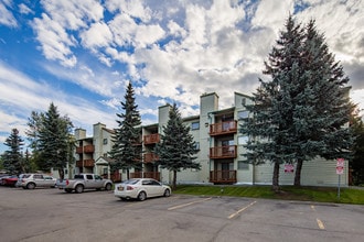 Green Tree Apartments in Anchorage, AK - Foto de edificio - Building Photo