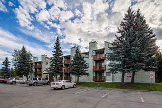 Green Tree Apartments in Anchorage, AK - Building Photo - Building Photo