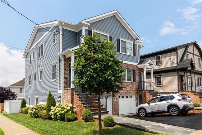 111 Gainsborg Ave E in Harrison, NY - Building Photo - Building Photo