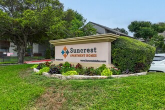 Suncrest in Dallas, TX - Foto de edificio - Building Photo
