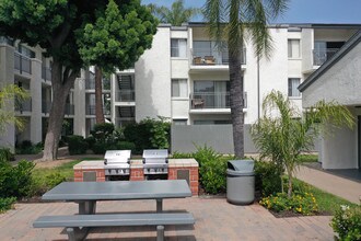 Tarzana Terraces in Tarzana, CA - Foto de edificio - Building Photo