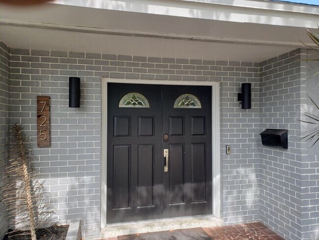 725 Patricia Ave in Dunedin, FL - Building Photo - Building Photo