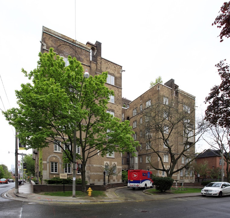 1 Clarendon Ave in Toronto, ON - Building Photo