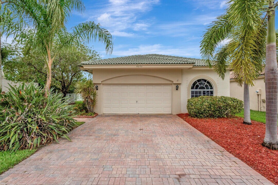 4095 Sea Mist Way in Wellington, FL - Foto de edificio