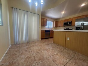 352 Pine Haven St in Las Vegas, NV - Building Photo - Building Photo