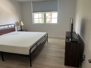 19501 E Country Club Dr in Miami, FL - Building Photo - Building Photo