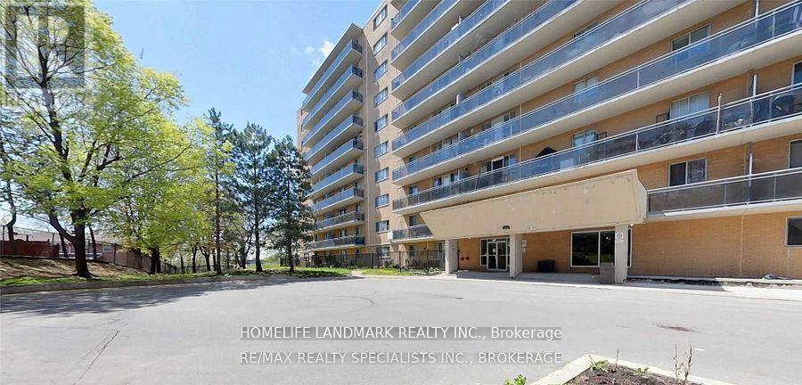 100 Dundalk Dr in Toronto, ON - Building Photo