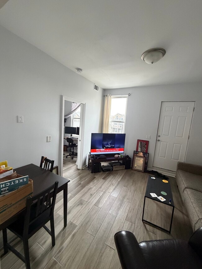 1527 W 18th St, Unit 4 in Chicago, IL - Building Photo - Building Photo