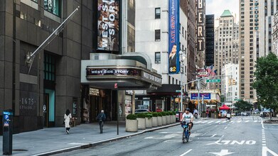 305 W 50th St in New York, NY - Building Photo - Building Photo
