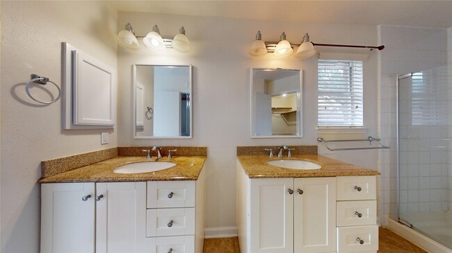 property at 806 N Willow Dr