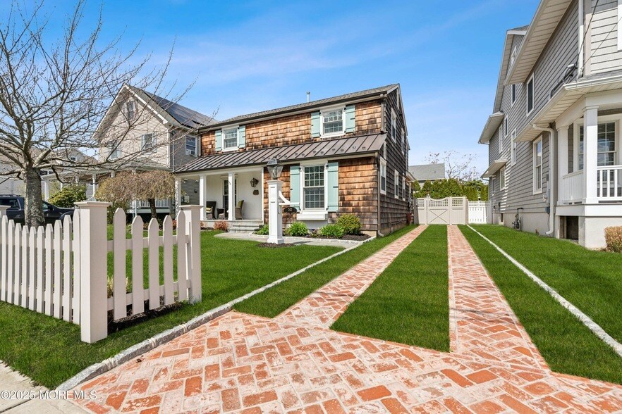 242 Osborne Ave in Bay Head, NJ - Building Photo