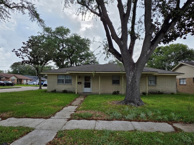 4218 Ember Ln in Deer Park, TX - Building Photo - Building Photo