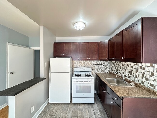 5662 N Ridge Ave, Unit E2 in Chicago, IL - Building Photo - Building Photo