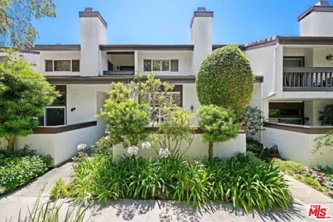 property at 1546 Palisades Dr