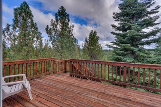 12397 Stockholm Way in Truckee, CA - Foto de edificio - Building Photo