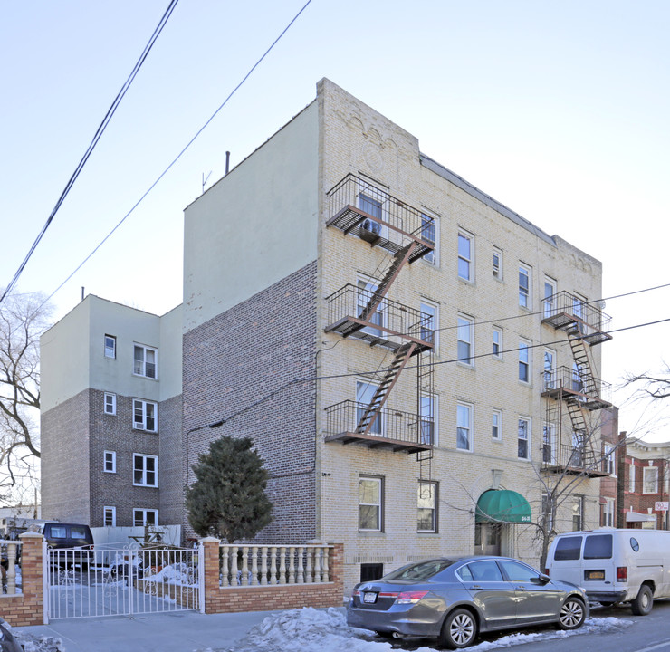 34-35 100th St in Flushing, NY - Building Photo