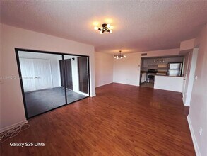 20130 NE 3rd Ct, Unit 6 in Miami, FL - Building Photo - Building Photo