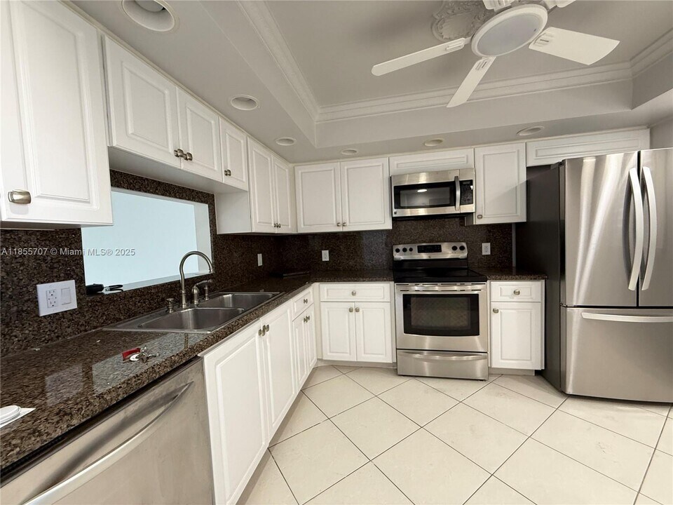 250 John F Kennedy Dr in Atlantis, FL - Building Photo