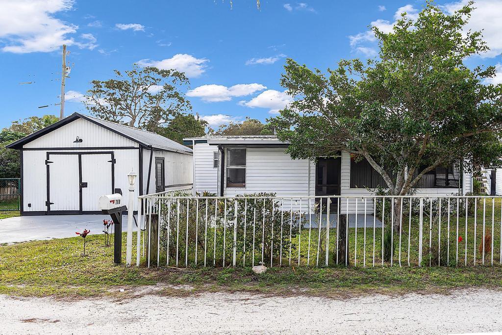 7818 SE Arrance St in Hobe Sound, FL - Building Photo
