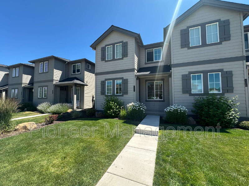 2372 NE Victor Pl in Bend, OR - Building Photo