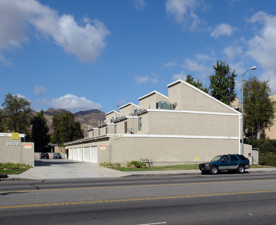 Wellesley Townhomes in Chatsworth, CA - Building Photo