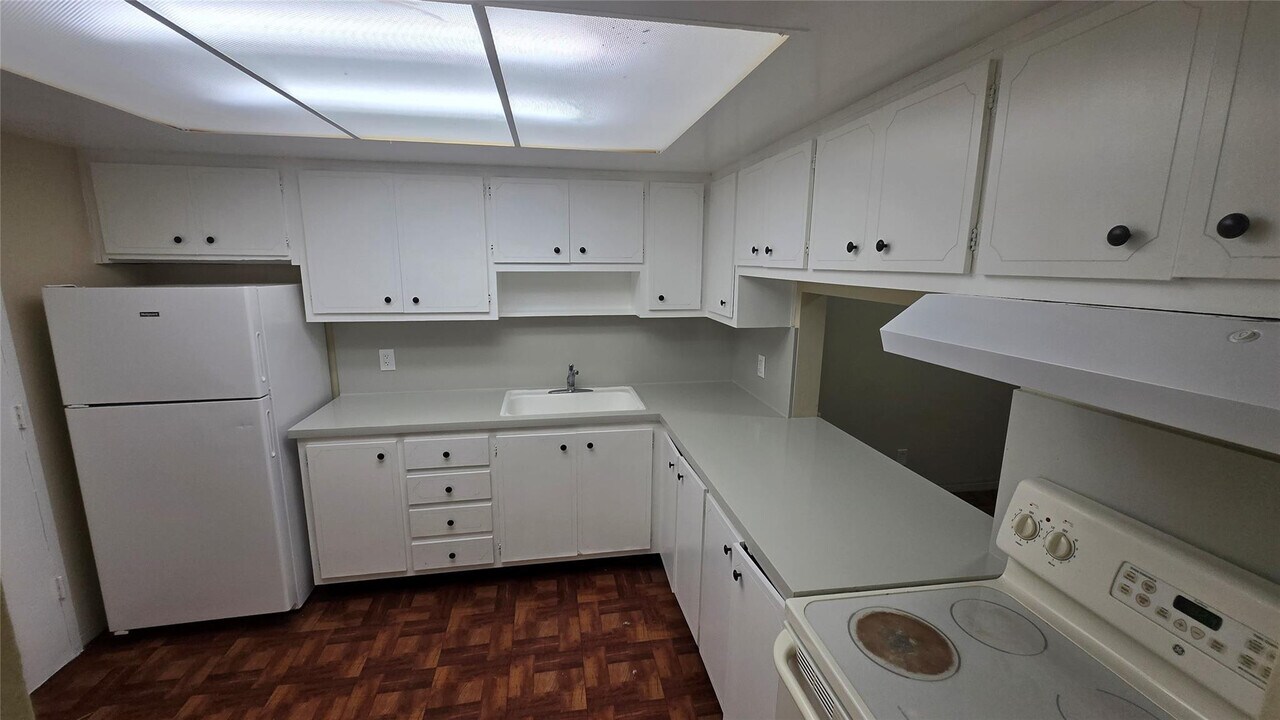 16800 NE 15th Ave in North Miami Beach, FL - Building Photo