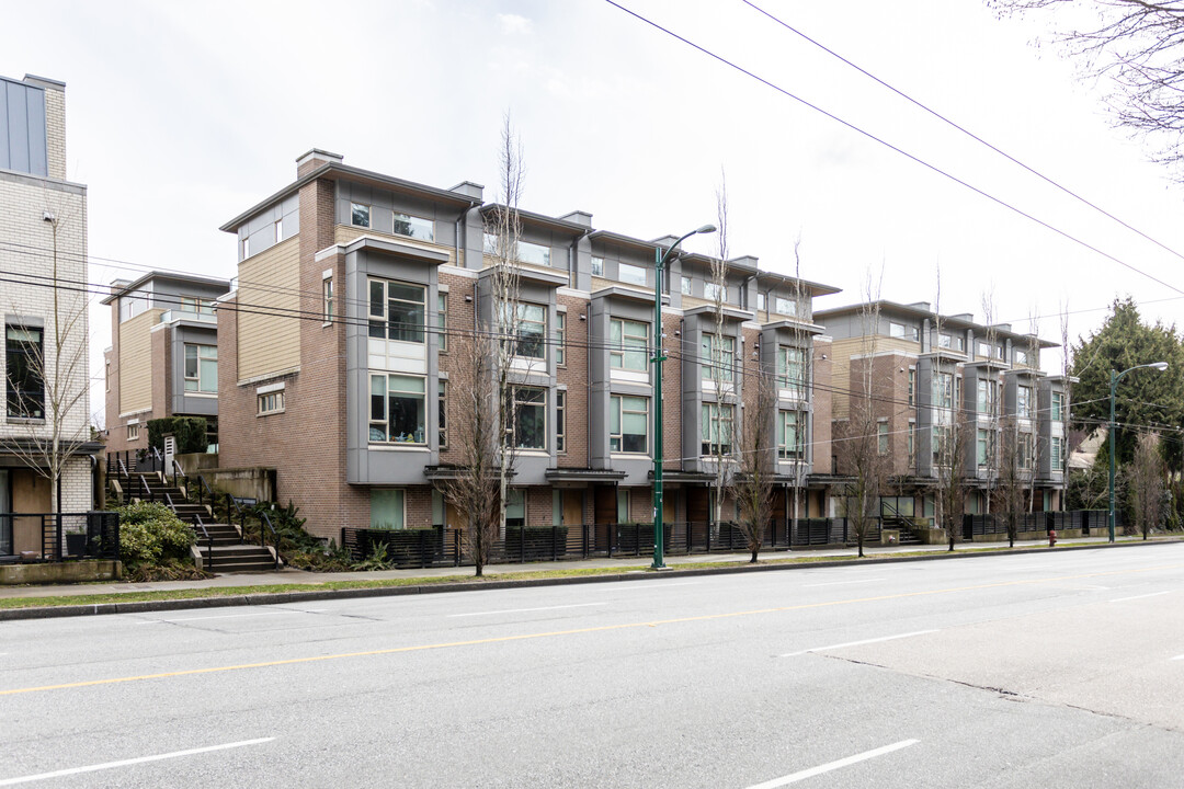 5502-5552 Oak St in Vancouver, BC - Building Photo