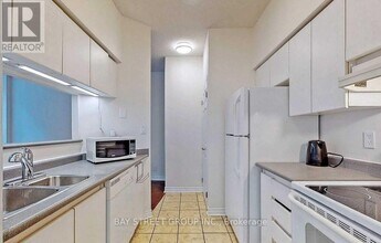 24-324 Wellesley St W in Toronto, ON - Building Photo - Building Photo