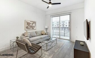 650 E Sycamore St in Denton, TX - Building Photo