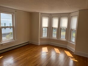 37 Oak St, Unit Apt # 2 in Uxbridge, MA - Building Photo - Building Photo