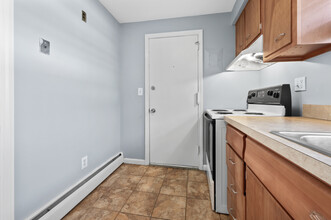 45 Charter Oak St, Unit D in Manchester, CT - Building Photo - Building Photo