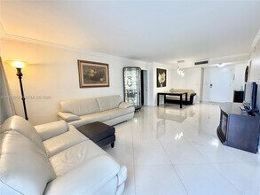 230 174th St in Sunny Isles Beach, FL - Foto de edificio - Building Photo